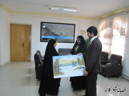 هنرمند نقاش و حافظ قرآن کلاله ای نقاشی خود را به فرماندار هدیه کرد