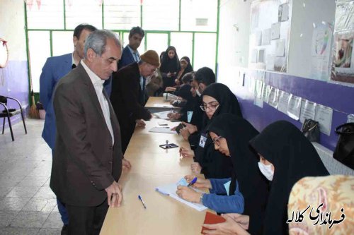 فرماندار و امام جمعه کلاله رای خود را به صندوق انداختن