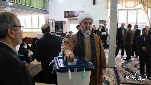 فرماندار و امام جمعه کلاله رای خود را به صندوق انداختن